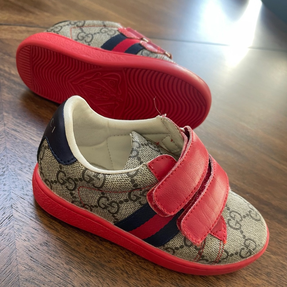 The supreme wolves kids Gucci shoes size 9